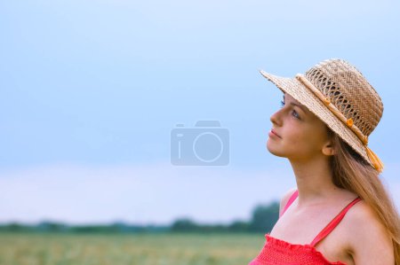 Téléchargez les photos : Portrait Fille heureuse dans un champ de blé - en image libre de droit