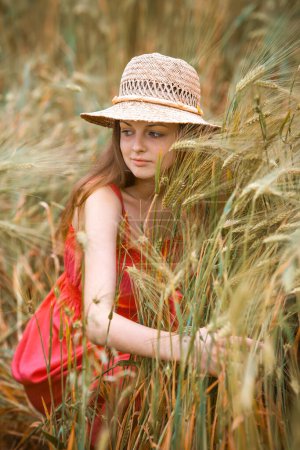 Foto de Chica feliz en un campo de trigo - Imagen libre de derechos
