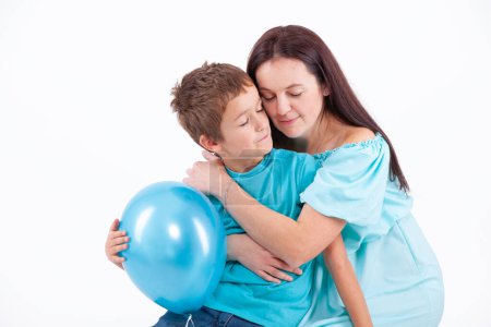 Téléchargez les photos : Mère heureuse avec son fils sur un fond clair - en image libre de droit