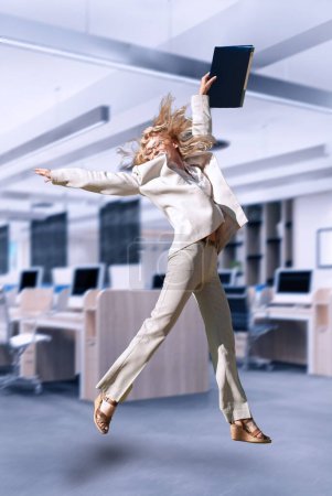 Téléchargez les photos : Joyeuse femme d'affaires dans le bureau - en image libre de droit