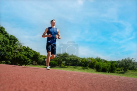 Téléchargez les photos : Un jeune athlète court sur un tapis roulant au stade - en image libre de droit