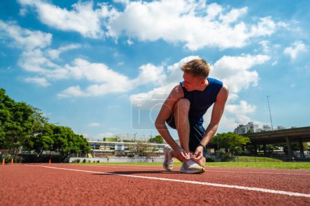 Téléchargez les photos : Jeune athlète sur un tapis roulant au stade - en image libre de droit