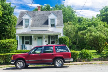 Foto de Un viejo Ford Bronco está estacionado frente a la casa. - Imagen libre de derechos