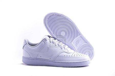 Téléchargez les photos : Sneaker blanc Nike sur fond blanc. Chaussures décontractées de sport élégantes en cuir à la mode. - en image libre de droit