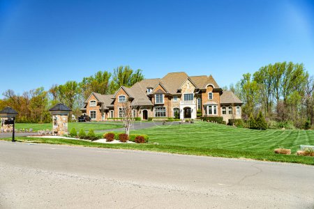 Téléchargez les photos : Big House banlieue Single Family. Maison en brique avec beau paysage et grande pelouse verte. - en image libre de droit
