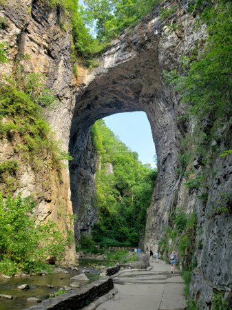Téléchargez les photos : Vue du pont naturel dans le parc national du pont naturel de Virginie. Attraction naturelle. Lieu d'attraction pour les touristes. - en image libre de droit