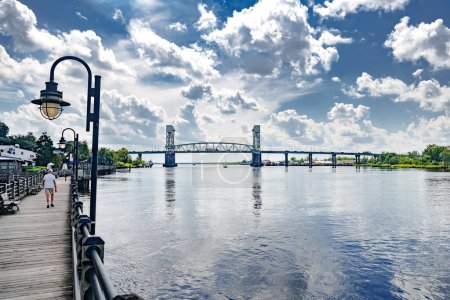 Foto de Riverwalk a lo largo de la orilla del río Cape Fear con vistas al puente Memorial Wilmington, NC - Imagen libre de derechos