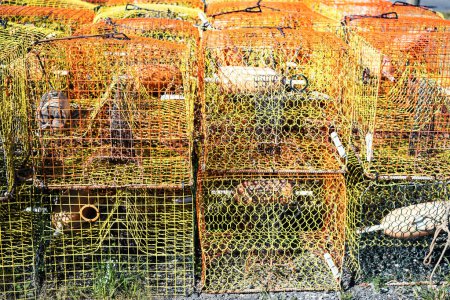 Foto de Montones de trampas de langosta en la orilla de un puerto pesquero. Antecedentes Primer plano. - Imagen libre de derechos