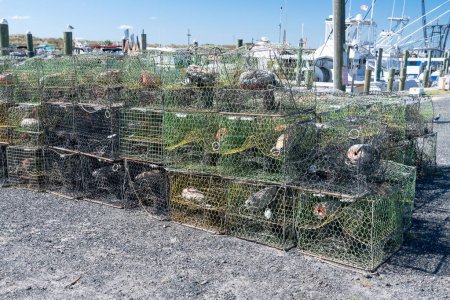 Foto de Trampas para cangrejos y langostas en el muelle de pesca. - Imagen libre de derechos
