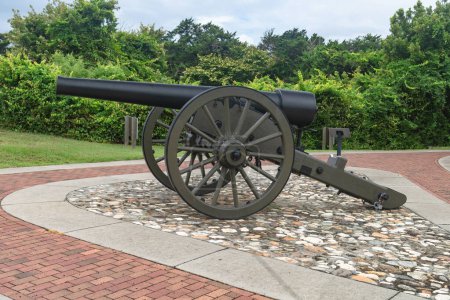 Téléchargez les photos : Canon de l'époque de la guerre civile à Fort Mako. dans un parc national de Caroline du Nord - en image libre de droit