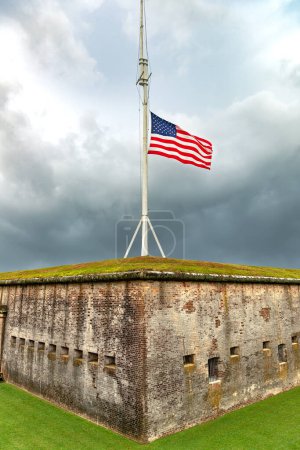 Téléchargez les photos : Mur de briques de Fort Macon avec drapeau américain. dans un parc national de Caroline du Nord - en image libre de droit