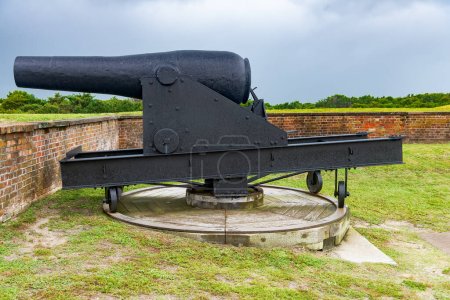 Téléchargez les photos : Canon de l'époque de la guerre civile sur le mur de briques du fort Makon. dans un parc national de Caroline du Nord - en image libre de droit