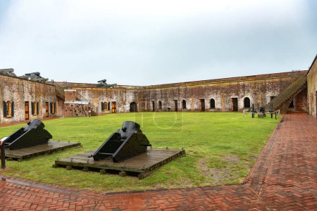 Téléchargez les photos : Murs de briques de Fort Macon et canons de l'époque de la guerre civile. dans un parc national de Caroline du Nord - en image libre de droit