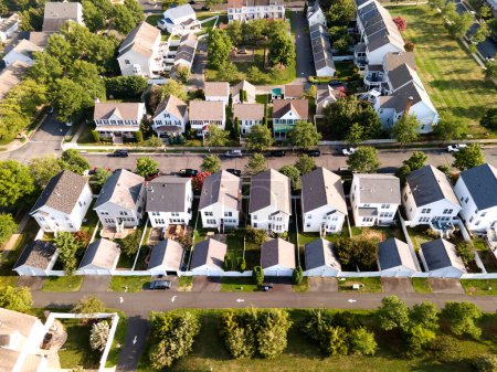 Luftaufnahme einer Nachbarschaft von Flachbauten an einem Sommertag. Einfamilienhäuser aus der Vogelperspektive.