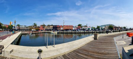 Foto de Vista panorámica del paseo marítimo en Ciudad Histórica Annapolis, Maryland, Tiendas de Regalos y Marina. - Imagen libre de derechos