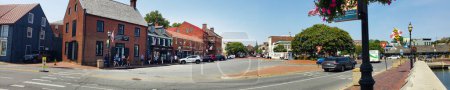 Foto de Vista panorámica del centro histórico de Annapolis, Maryland, rotondas y tiendas de recuerdos frente al mar - Imagen libre de derechos