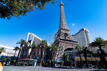 Téléchargez les photos : Réplique de la Tour Eiffel contre le ciel bleu à Las Vegas. - en image libre de droit