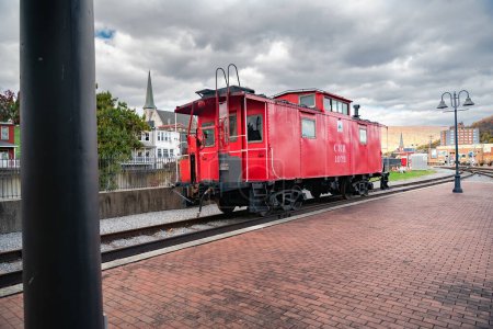 Roter Oldtimer-Wagen am Bahnhof Cumberland Maryland,