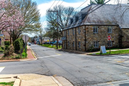 Téléchargez les photos : Une ancienne ville américaine en Virginie avec une architecture traditionnelle. Maisons anciennes en brique, trottoirs en pierre. - en image libre de droit