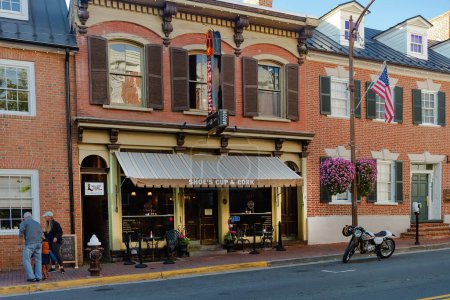 Téléchargez les photos : Une ancienne ville américaine en Virginie avec une architecture traditionnelle. Maisons anciennes en brique, trottoirs en pierre. - en image libre de droit
