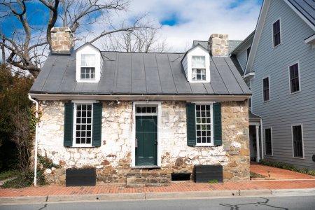 Téléchargez les photos : Façades de la maison dans l'ancienne ville américaine en Virginie avec une architecture traditionnelle. Maisons anciennes en brique, trottoirs en pierre. - en image libre de droit