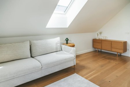 Foto de Acogedora habitación minimalista con sofá y armario de madera - Imagen libre de derechos