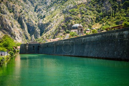 Téléchargez les photos : Vue sur la rivière Skurda et le mur de fortification de la ville Kotor, Monténégro - en image libre de droit