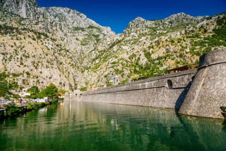 Téléchargez les photos : Canal fluvial et remparts de la forteresse de la vieille ville de Kotor, Monténégro - en image libre de droit