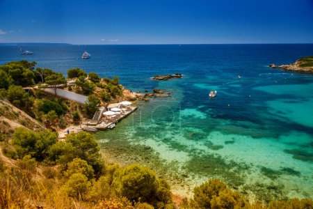 Foto de Un sereno plano de la playa de Portals Nous (Playa Oratorio) en Mallorca, con arenas doradas que se encuentran con las claras aguas azules - Imagen libre de derechos
