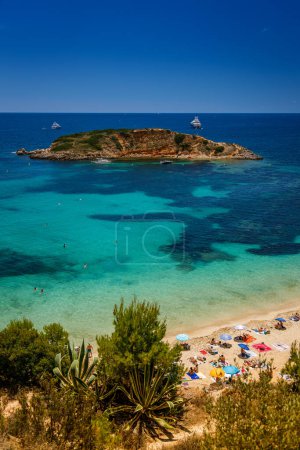 Foto de Pintoresca vista de la playa de Portals Nous (Playa Oratorio) en Mallorca que ofrece una mezcla perfecta de sol, mar y arena - Imagen libre de derechos