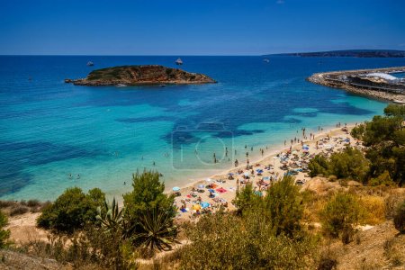 Ein beliebter Strand von Portals Nous (Playa Oratorio) auf Mallorca mit Menschenmassen, Spanien
