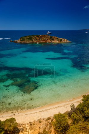 Foto de La popular playa de Portals Nous (Playa Oratorio) en Mallorca, que captura la esencia del relax y el encanto costero - Imagen libre de derechos
