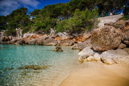 Téléchargez les photos : Plage confortable de Cala Gat à Majorque, exposant son front de mer sablonneux, sa mer turquoise et ses falaises de pierre - en image libre de droit