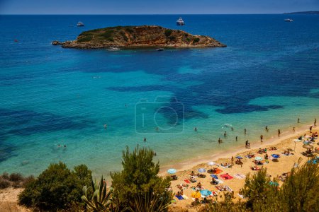 Foto de Portals Nous (Playa Oratorio) playa en Mallorca con vacacionistas nadando en el mar y tumbados en la arena - Imagen libre de derechos
