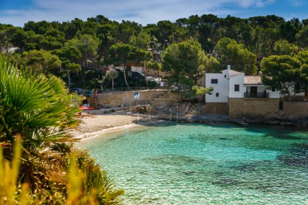 Téléchargez les photos : Rivage sablonneux, eaux vierges et le cadre côtier naturel à Cala Gat plage, Majorque, Espagne - en image libre de droit