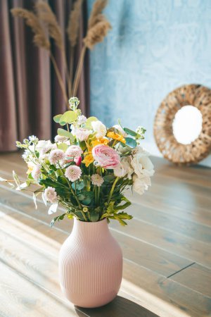 Téléchargez les photos : Un vase rose texturé rempli de fleurs assorties se détachant contre d'élégants rideaux roses - en image libre de droit