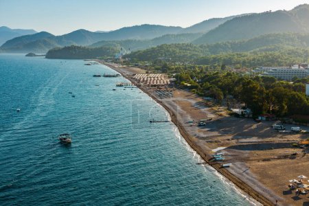 Téléchargez les photos : La beauté naturelle du littoral turc, avec ses eaux calmes, sa péninsule verdoyante et ses montagnes majestueuses - en image libre de droit