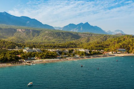 Téléchargez les photos : Une vue aérienne tranquille d'un bord de mer turc avec des eaux calmes à la rencontre d'une péninsule luxuriante et de montagnes majestueuses en arrière-plan - en image libre de droit