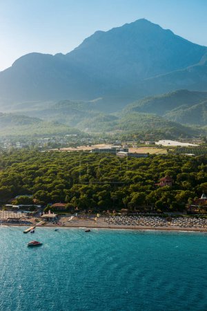 Téléchargez les photos : Le littoral turc avec une vue sereine sur la mer calme, la péninsule verte et les montagnes imposantes - en image libre de droit