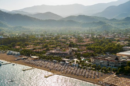 Téléchargez les photos : Vue aérienne panoramique d'une station balnéaire en Turquie avec des montagnes majestueuses sur un fond - en image libre de droit