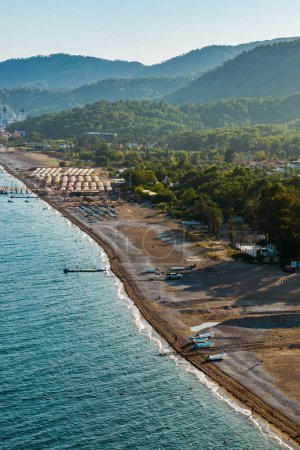 Téléchargez les photos : La beauté aérienne du bord de mer turc, mettant en valeur les eaux calmes, une péninsule luxuriante et de grandes montagnes - en image libre de droit