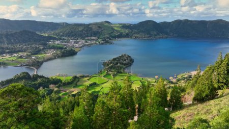 Téléchargez les photos : Aerial view of famous Lagoa das Sete Cidades lake. Lakes in the craters of extinct volcanoes surrounded by green vegetation. Sao Miguel Island, Azores, Portugal - en image libre de droit