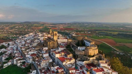 Foto de Foto aérea de uno de los famosos pueblos blancos de Andalucía - Arcos de la Frontera. Volando alrededor de Arcos de la Frontera, Andalucía, España al atardecer - Imagen libre de derechos
