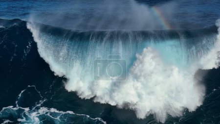 Foto de Onda de barrido de drones con textura y aerosol de viento. Aerial shot of breaking surf with foam in Pacific Ocean. Potente ola de mar tormentosa - Imagen libre de derechos