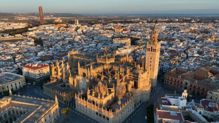 Téléchargez les photos : Gorgeous sunrise in Seville, Spain. Aerial shot of Seville city center with gothic cathedral and famous Giralda bell tower - en image libre de droit