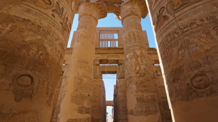 Téléchargez les photos : Temple Karnak à Louxor, Égypte. Caméra se déplace entre colonnes majestueuses avec des dessins égyptiens antiques. Gimbal tir de haute qualité 2 - en image libre de droit