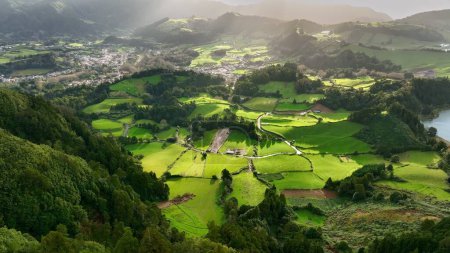 Foto de Foto aérea de prados verdes, montañas y la ciudad de Furnas en la isla de Sao Miguel, Azores, Portugal. Azores naturaleza en día soleado - Imagen libre de derechos