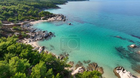Foto de Beautiful orange beach Kavourotripes, Sitonia, Halkidiki, Greece. Aerial shot of lagoon with turquoise water, sandy beach and pine trees - Imagen libre de derechos