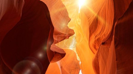 Foto de Varias rocas rojas y naranjas en el cañón del antílope. El sol del mediodía golpea el cañón del antílope iluminando caprichosamente las paredes del cañón. Paredes rojas de Antelope Canyon en Arizona, Estados Unidos, Estados Unidos 2 - Imagen libre de derechos