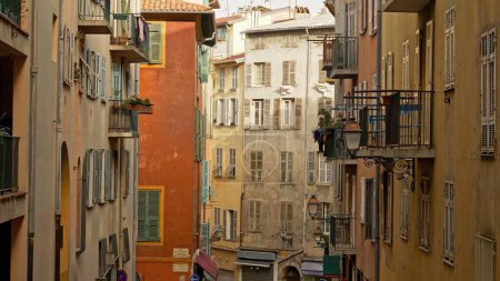Téléchargez les photos : Coup de feu à la carabine de maisons de couleur dans la vieille ville de Nice, France. 4K UHD 2 - en image libre de droit